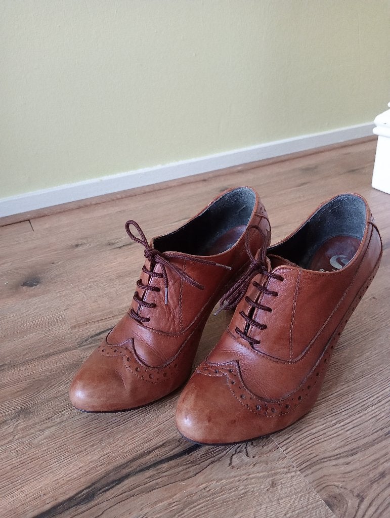 Bruine hakken met veter maat 37 - Sacha/Vera Pelle, Kleding | Dames, Schoenen, Bruin, Ophalen of Verzenden, Schoenen met hoge hakken