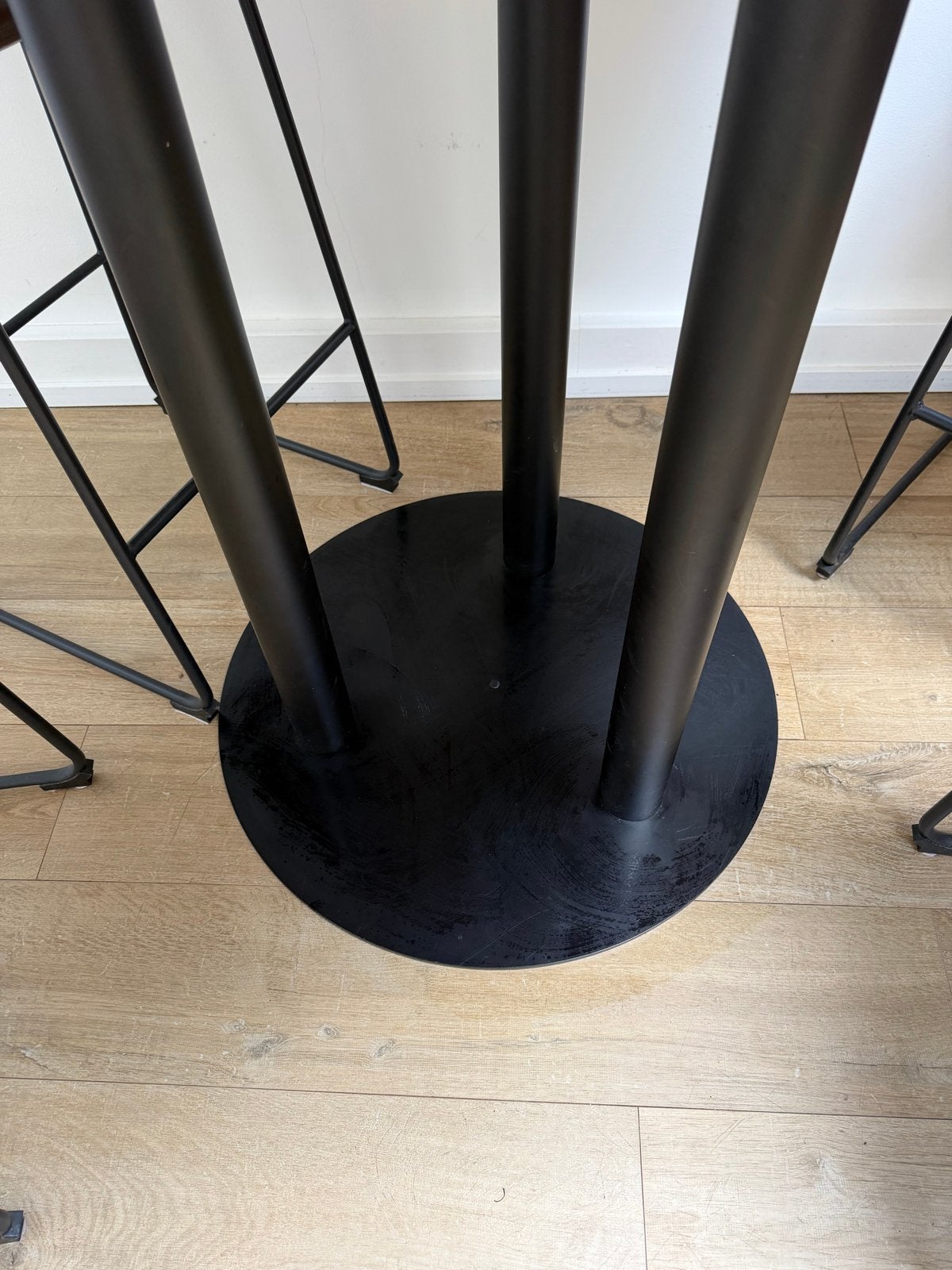 Ronde bartafel (120cm) met 4 cognac barkrukken - industrieel, Ophalen, Gebruikt, Met voetsteun, 90 cm of meer