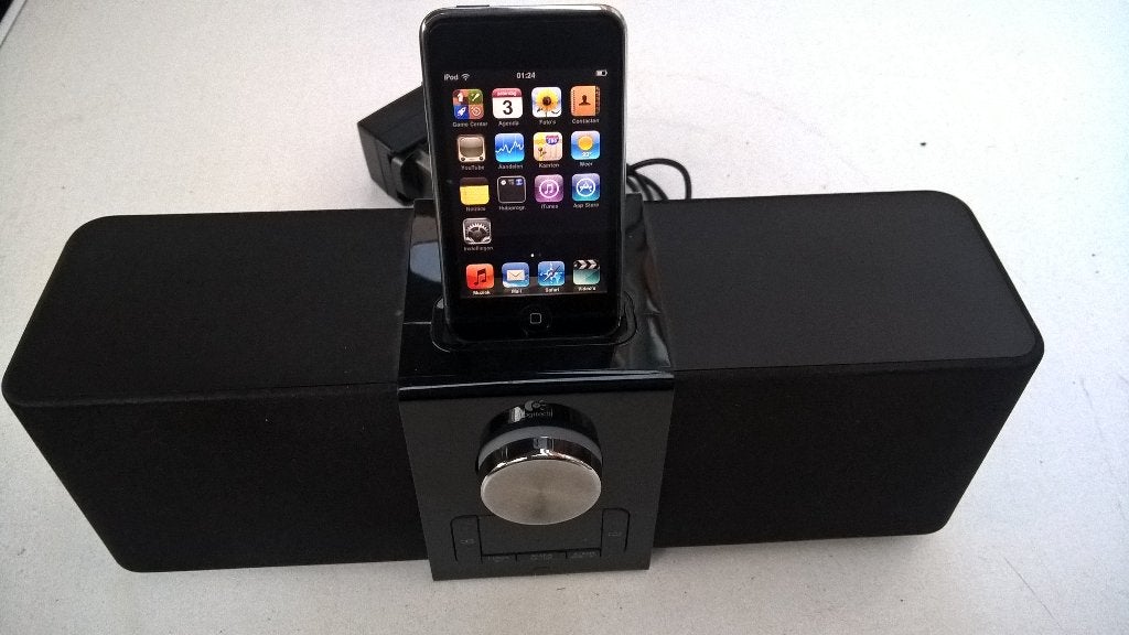 TE koop aangeboden mooi Ipod met speakers.doe gepast bod, Overige types, Gebruikt, Met radio, Zwart