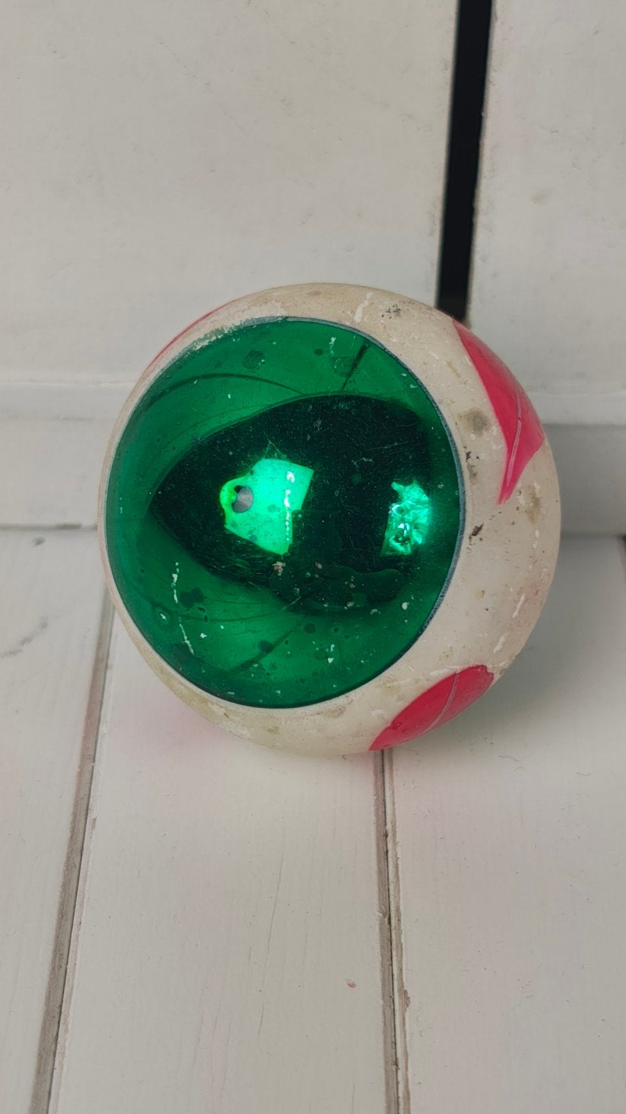 Oude vintage glazen kerstbal – groen met roze blaadjes / mot, Verzenden