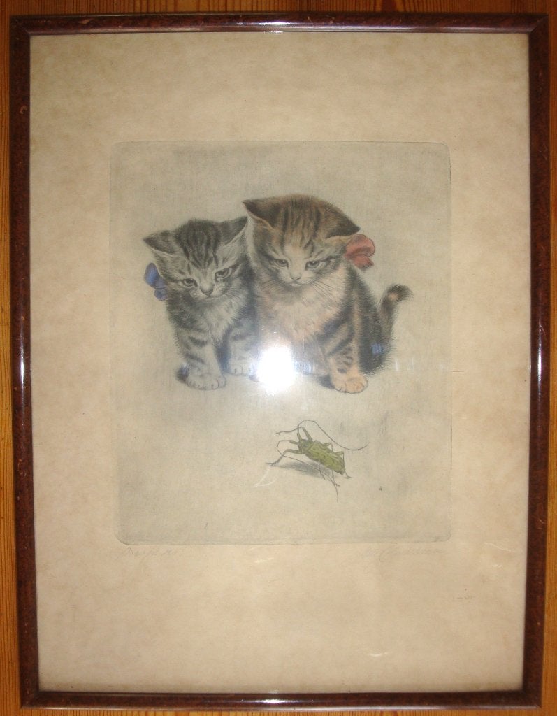 Ets: Kittens met sprinkhaan, ingekleurd, Meta Pluckebaum, Ets, Ophalen of Verzenden, 32 cm, Flora en Fauna