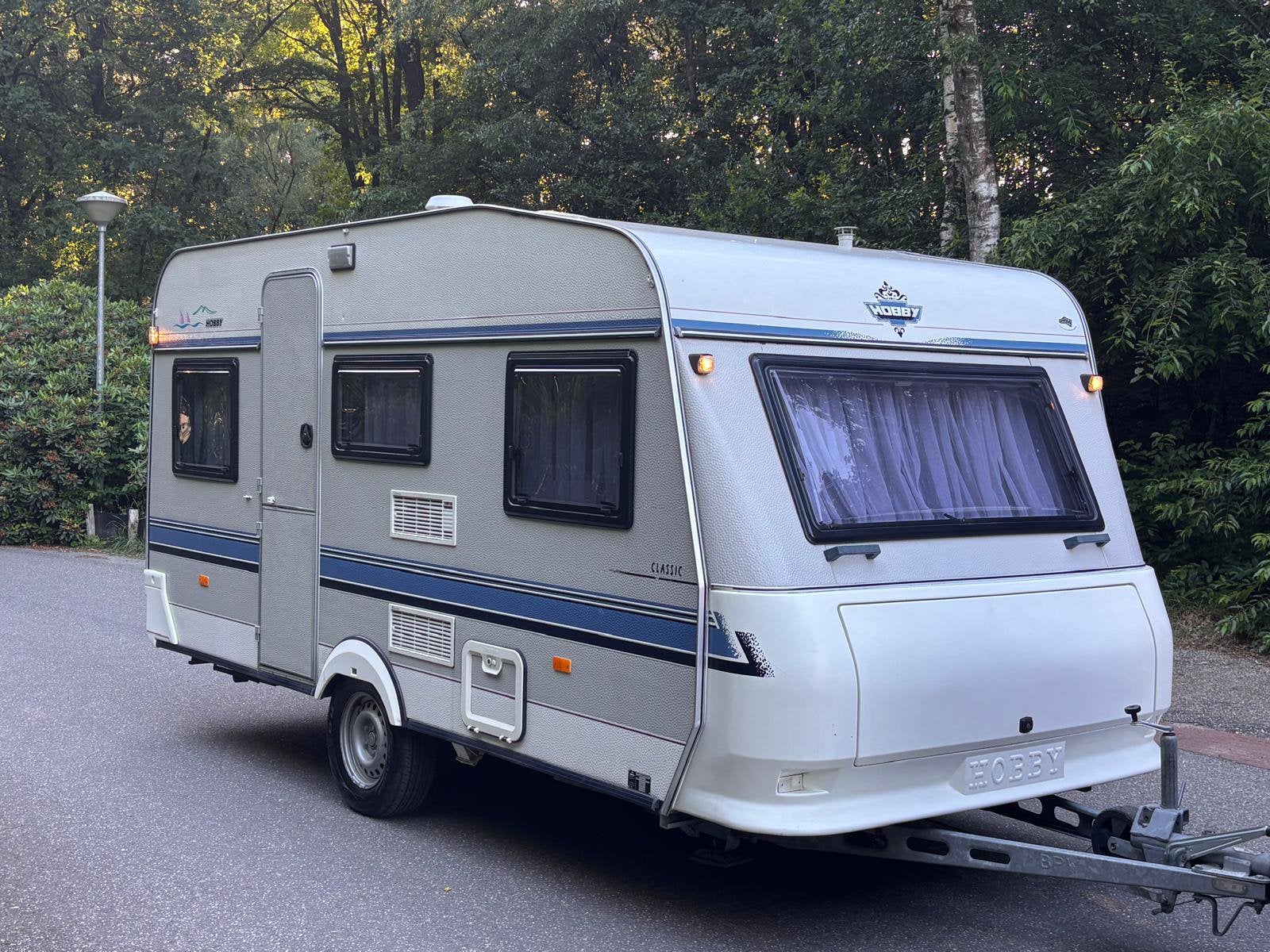 Hobby 420 Classic met voortent en luifel, Caravans en Kamperen, Rondzit, Hobby, 750 - 1000 kg, Particulier