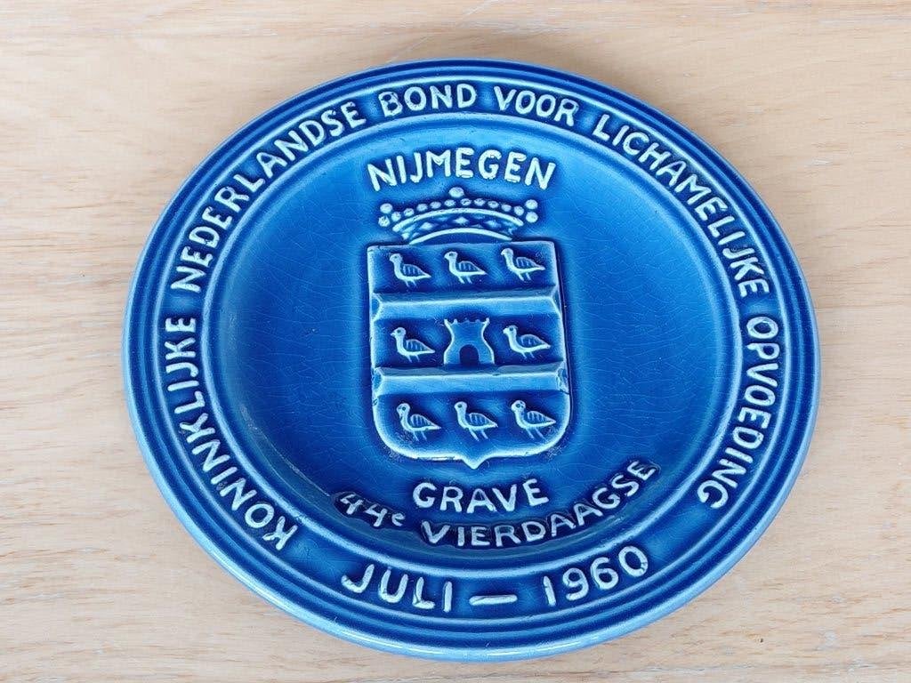 Bordje 44e Nijmeegse Vierdaagse 1960 Nijmegen-Grave., Verzamelen, Ophalen of Verzenden, Landmacht, Nederland, Overige typen