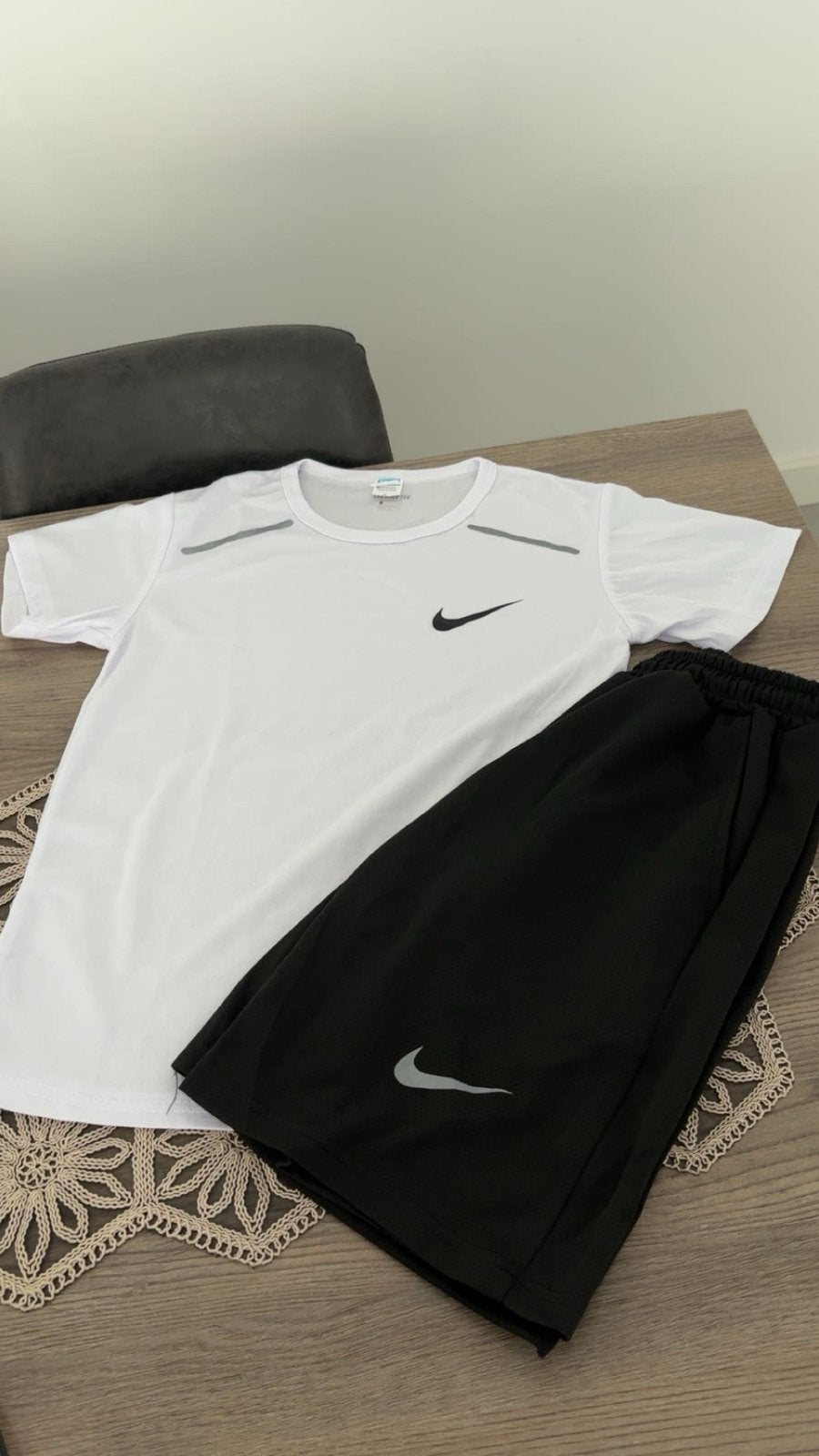 Nike sportset: T-shirt en korte broek Maatje S valt als Xs, Ophalen, Maat 48/50 (M), Wit, Zo goed als nieuw