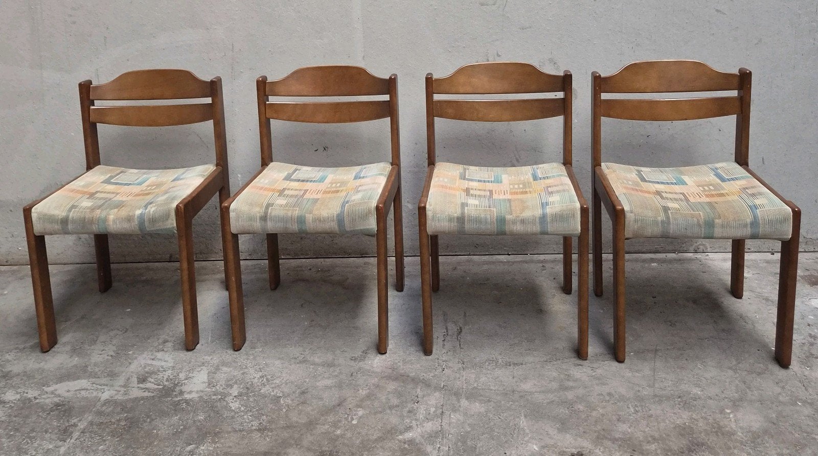 Set van 4 vintage eikhouten eetkamerstoelen, Ophalen