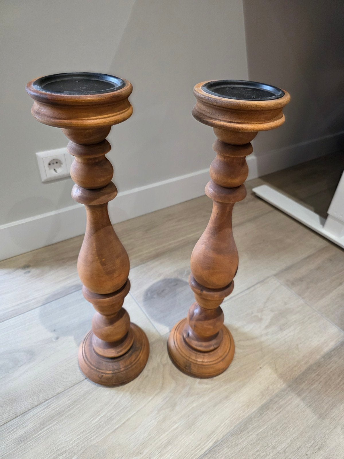 Set van 2 Teakhouten Kandelaren - 53cm Hoog, Huis en Inrichting, Woonaccessoires | Kandelaars en Kaarsen, 53 cm, Bruin, Ophalen of Verzenden