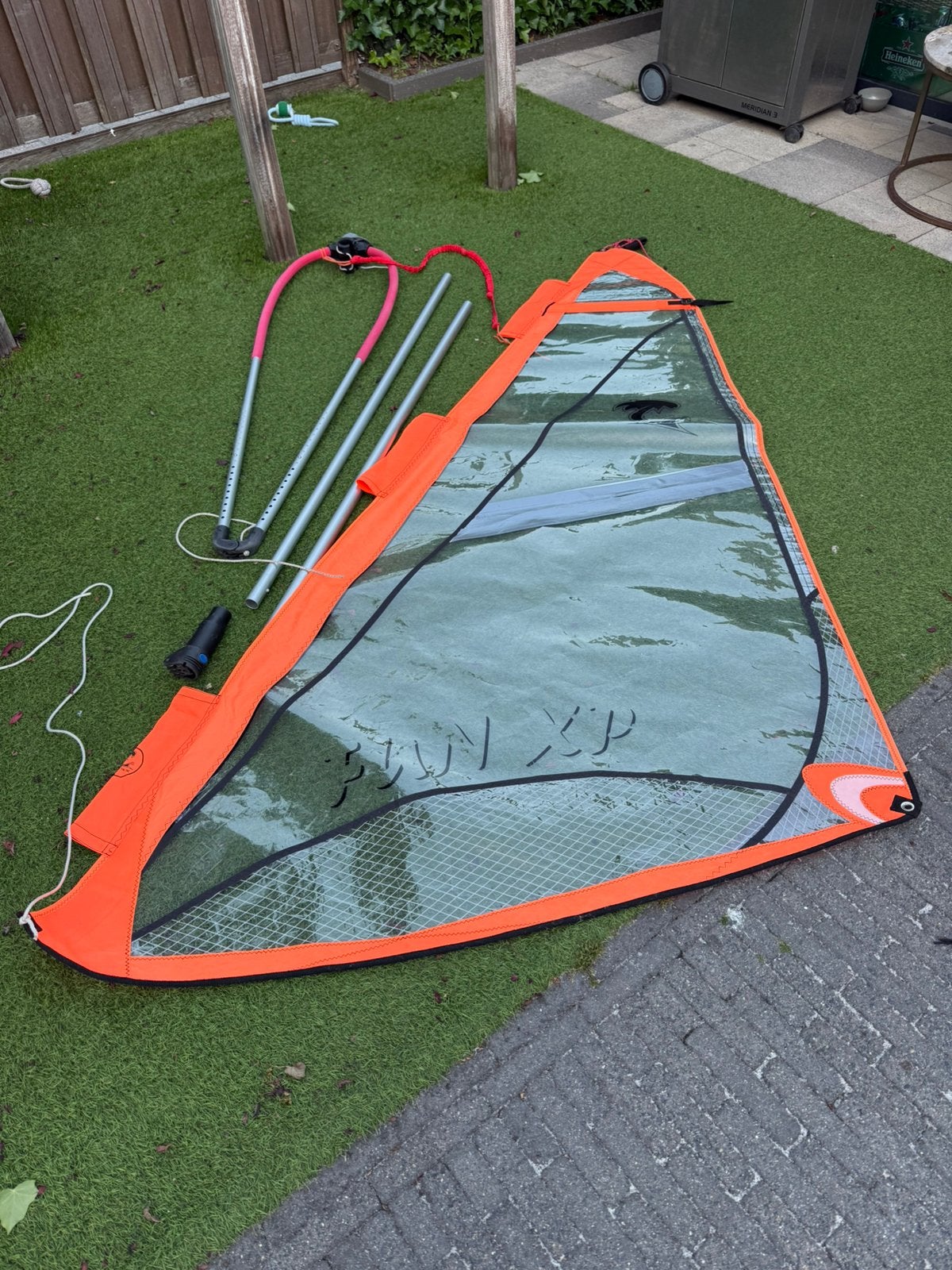 Kinder surfzeil 2.5 met mast,voet en snelsluit giek. Tiki, Ophalen of Verzenden, Gebruikt, Zeil, Minder dan 3.5 m²