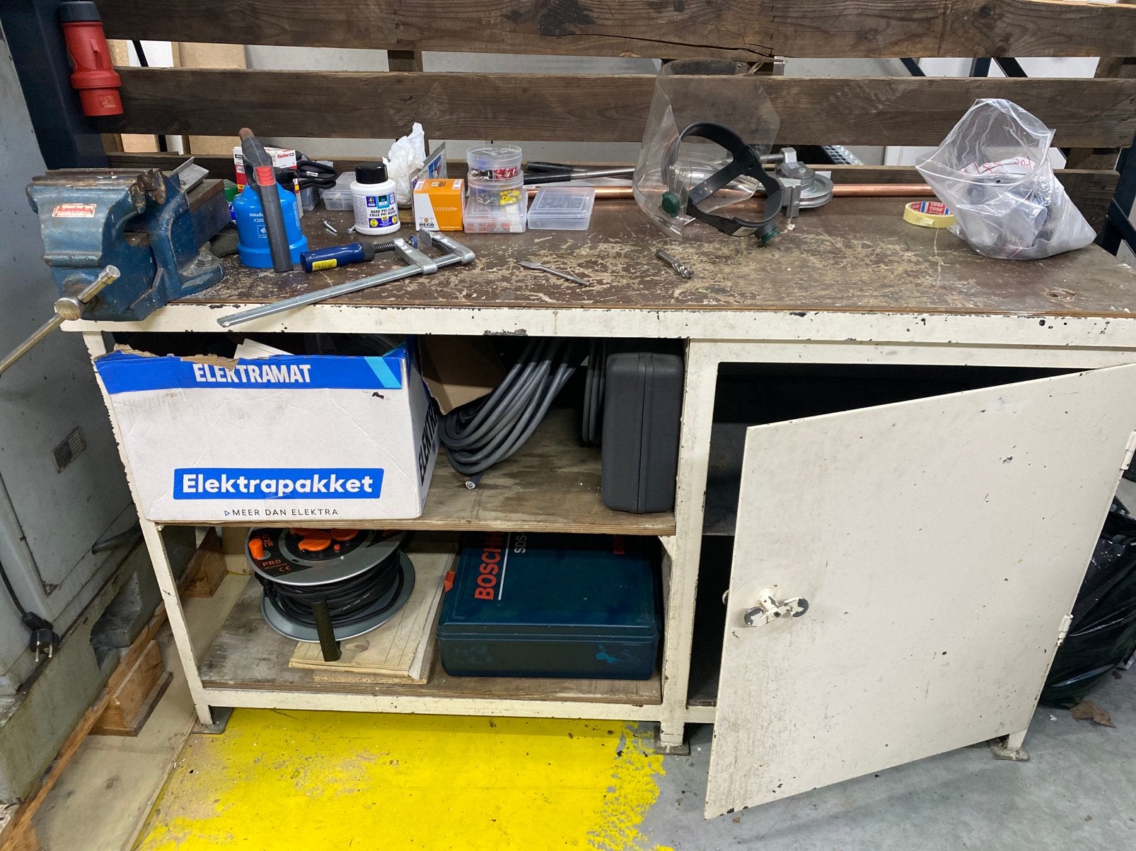 Werkbank met bankschroef en opbergruimte, Ophalen, Gebruikt, 120 tot 170 cm, Bankschroef