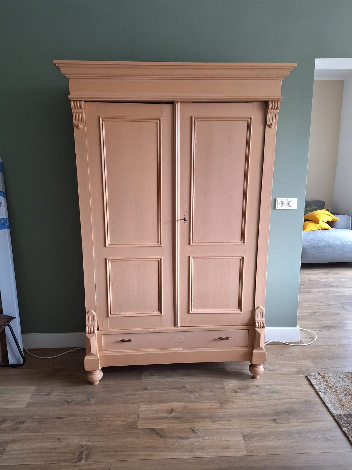 Grote houten kast met vier legplanken en lade, Ophalen
