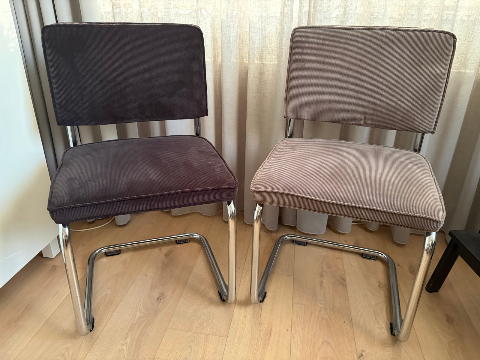 Zuiver Ridge Rib Stoelen - Grijs en Zwart, Huis en Inrichting, Stoelen, Ophalen, Gebruikt, Stof, Twee