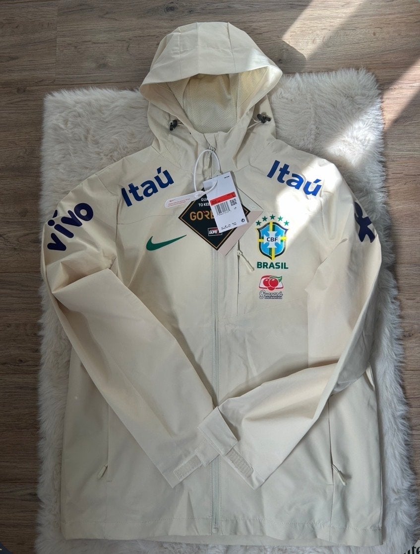 Nike Brazilië Windbreaker Maat L (valt als M) Nieuw, Ophalen of Verzenden, Nieuw, Maat 48/50 (M), Beige