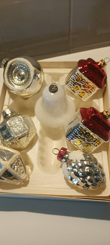 7 oude kerstballen, waarvan 2 huisjes., Diversen, Ophalen of Verzenden, Gebruikt