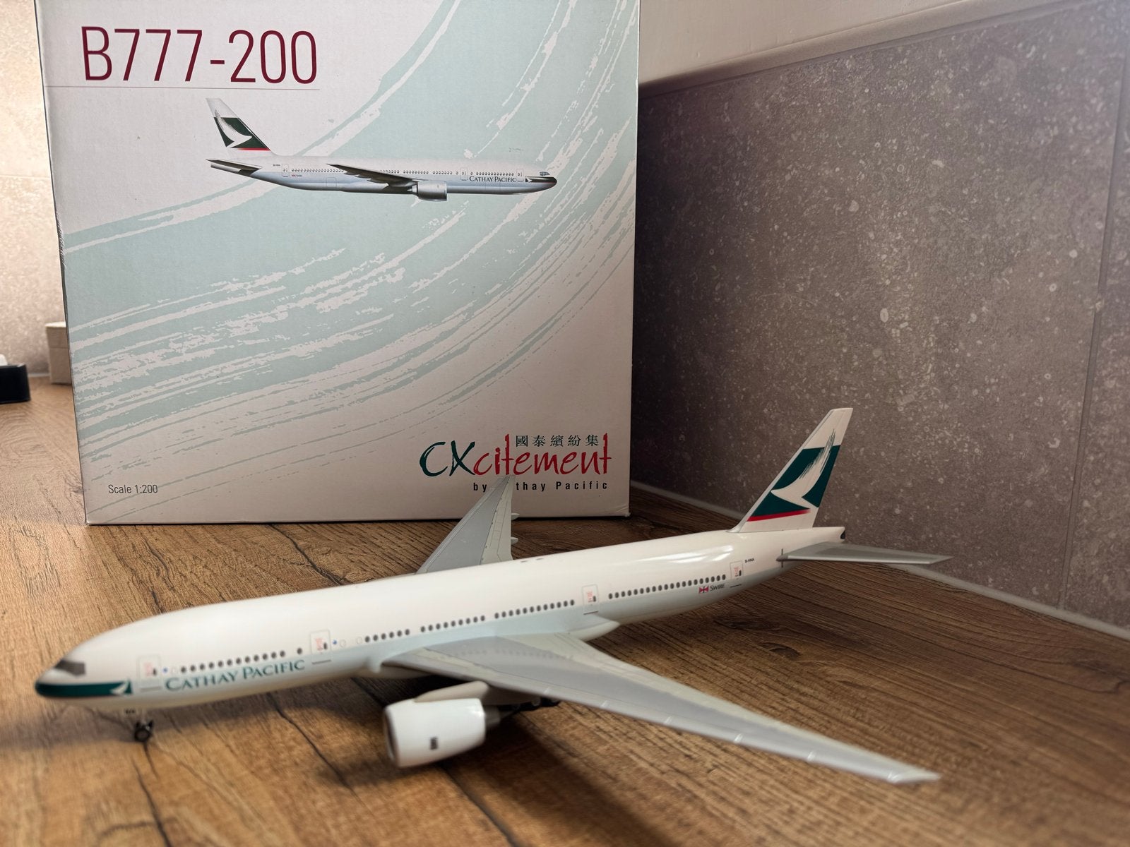 Cathay Pacific Boeing 777-200 B-HNA Schaal 1:200, Overige merken, 1:200 of kleiner, Ophalen of Verzenden, Zo goed als nieuw