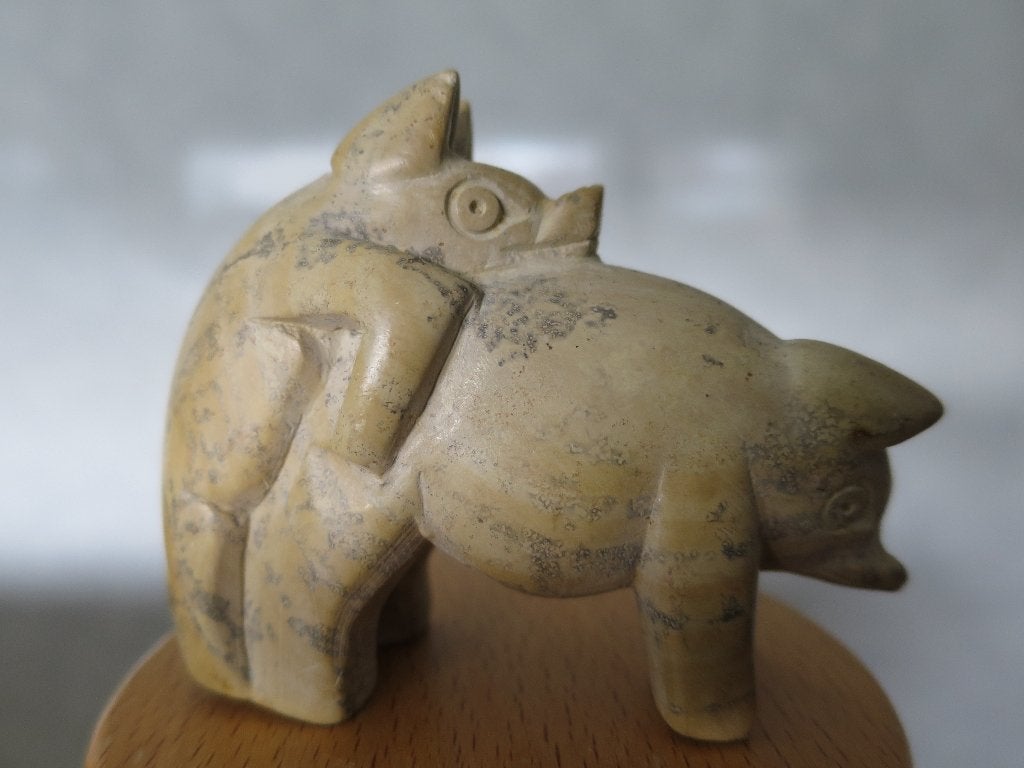 handgemaakt beeldje 2 varkens uit speksteen 9/6 cm, Ophalen of Verzenden