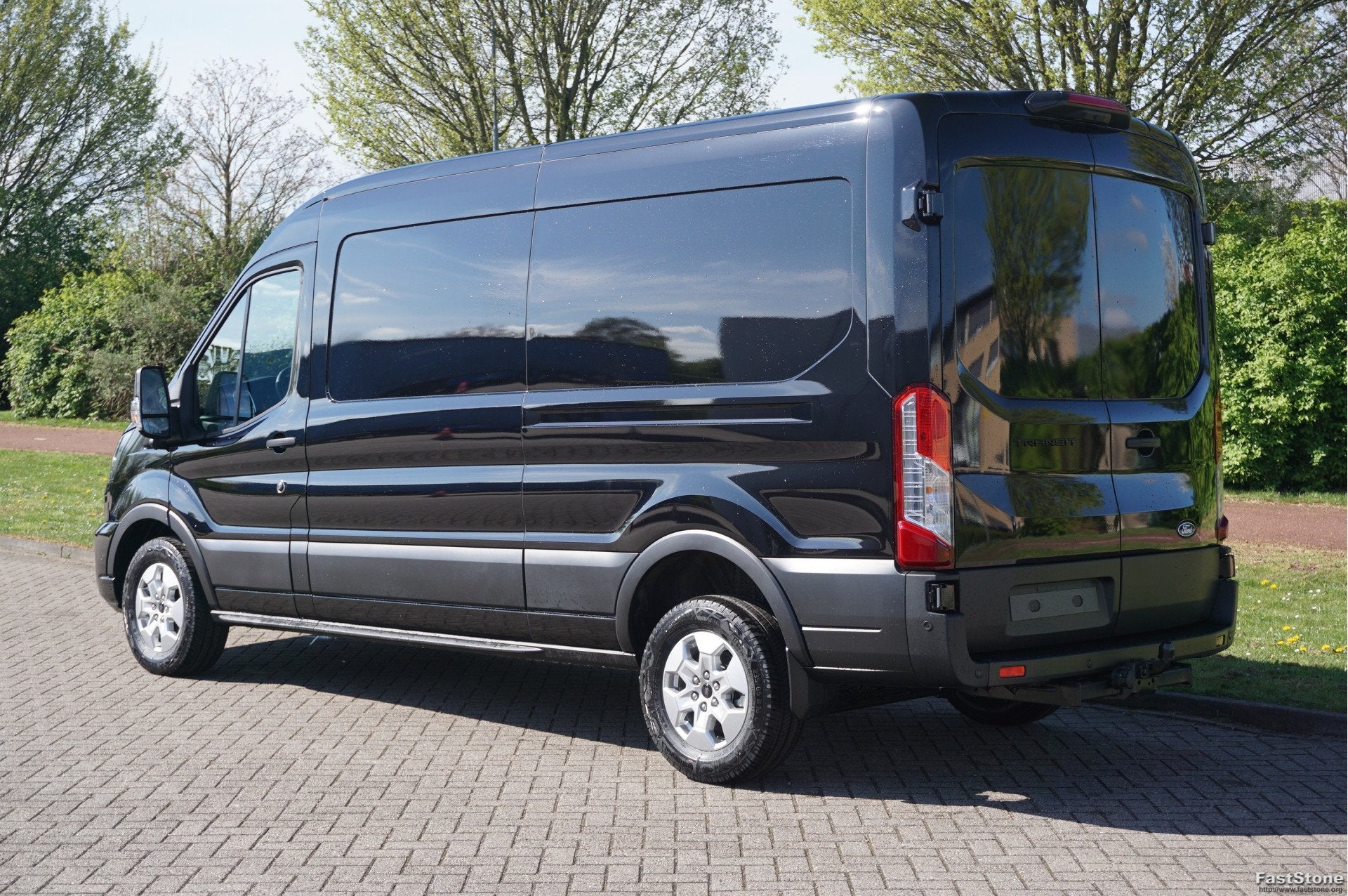 Ford Transit 350L L3H2 Limited AUT-8 165PK BPM VRIJ Navi, Ad, 4 cilinders, 2800 kg, Zwart, Bedrijf