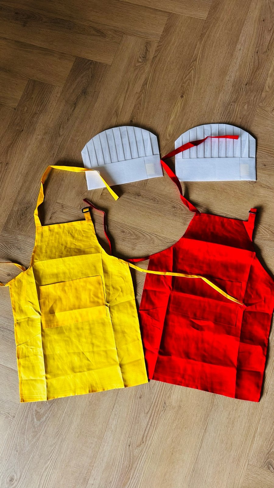 2x Kinder Schort en Koksmuts Set - Geel & Rood, Ophalen of Verzenden, Gebruikt, Knutselen