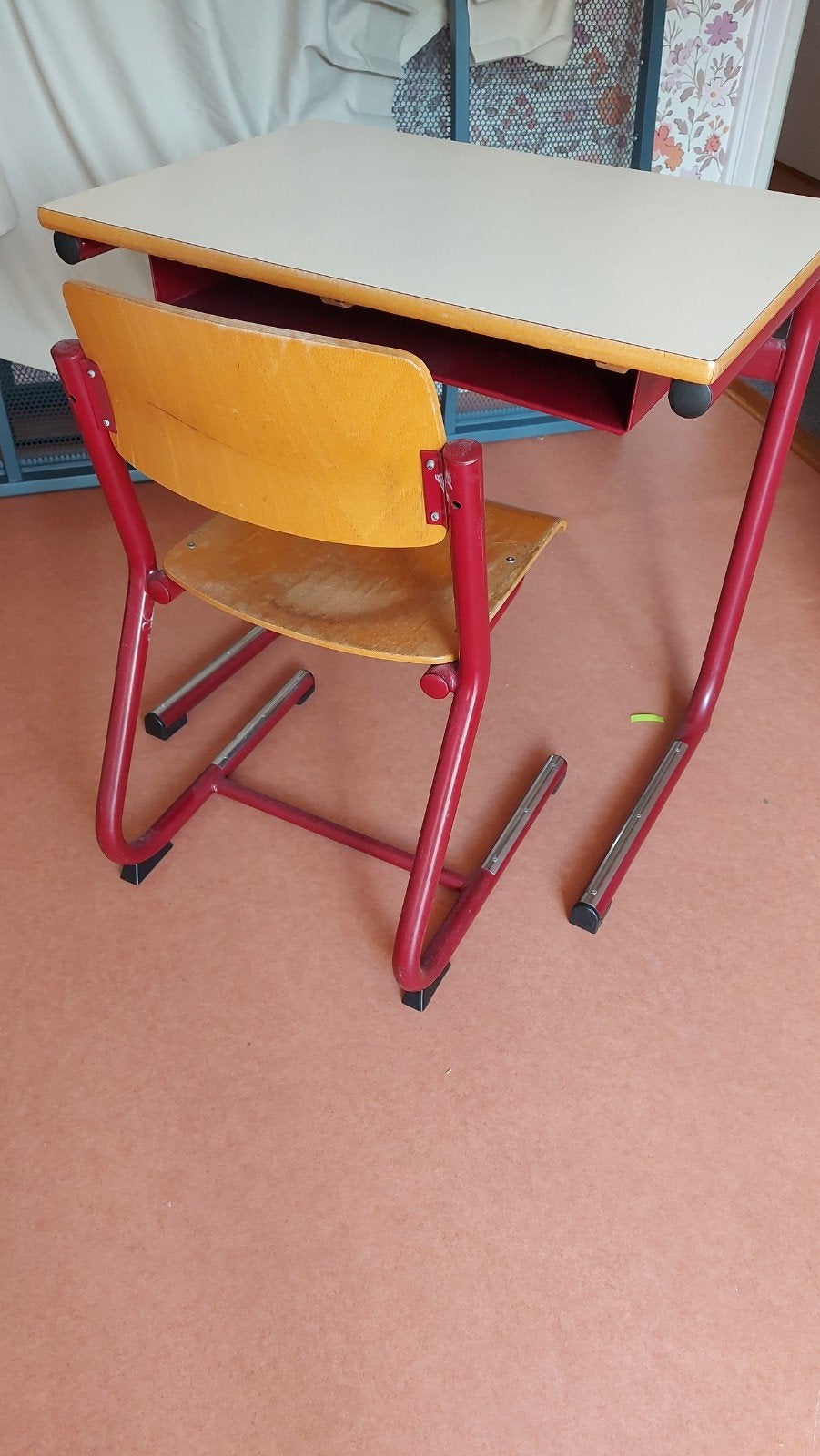schooltafeltje / bureautje met stoel - gratis, Ophalen