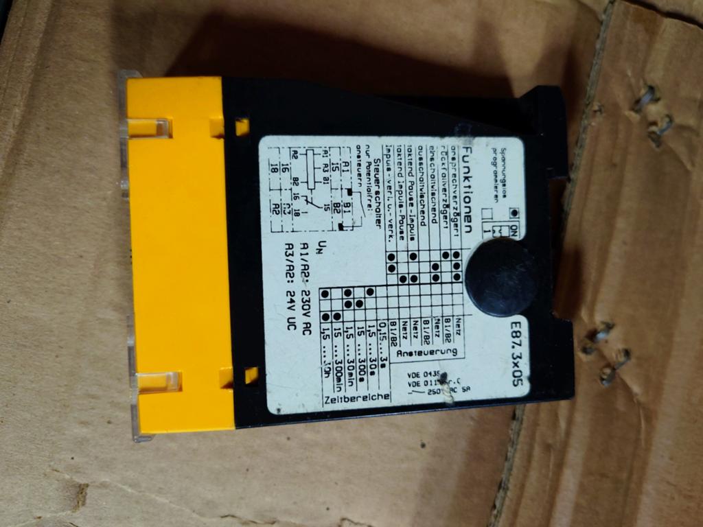 E87.3x05 Tijdrelais 230V AC / 24V UC, Ophalen of Verzenden
