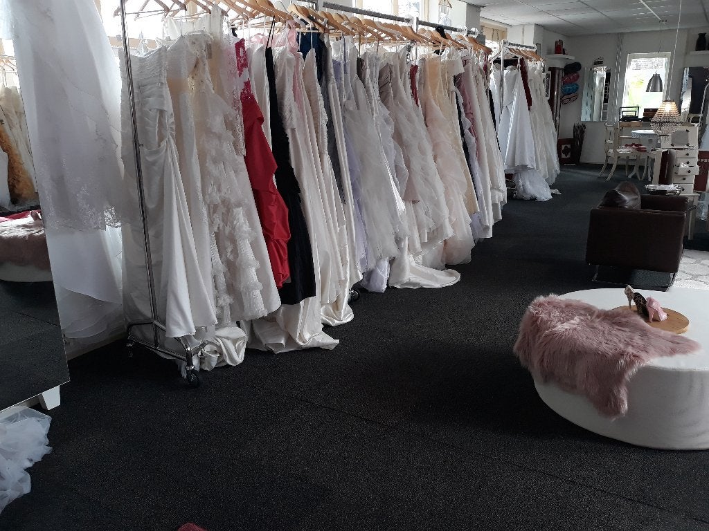 trouwjurk (en) gevraagd voor mooie goede doelen, Ophalen of Verzenden, Zo goed als nieuw, Wit, Trouwjurk