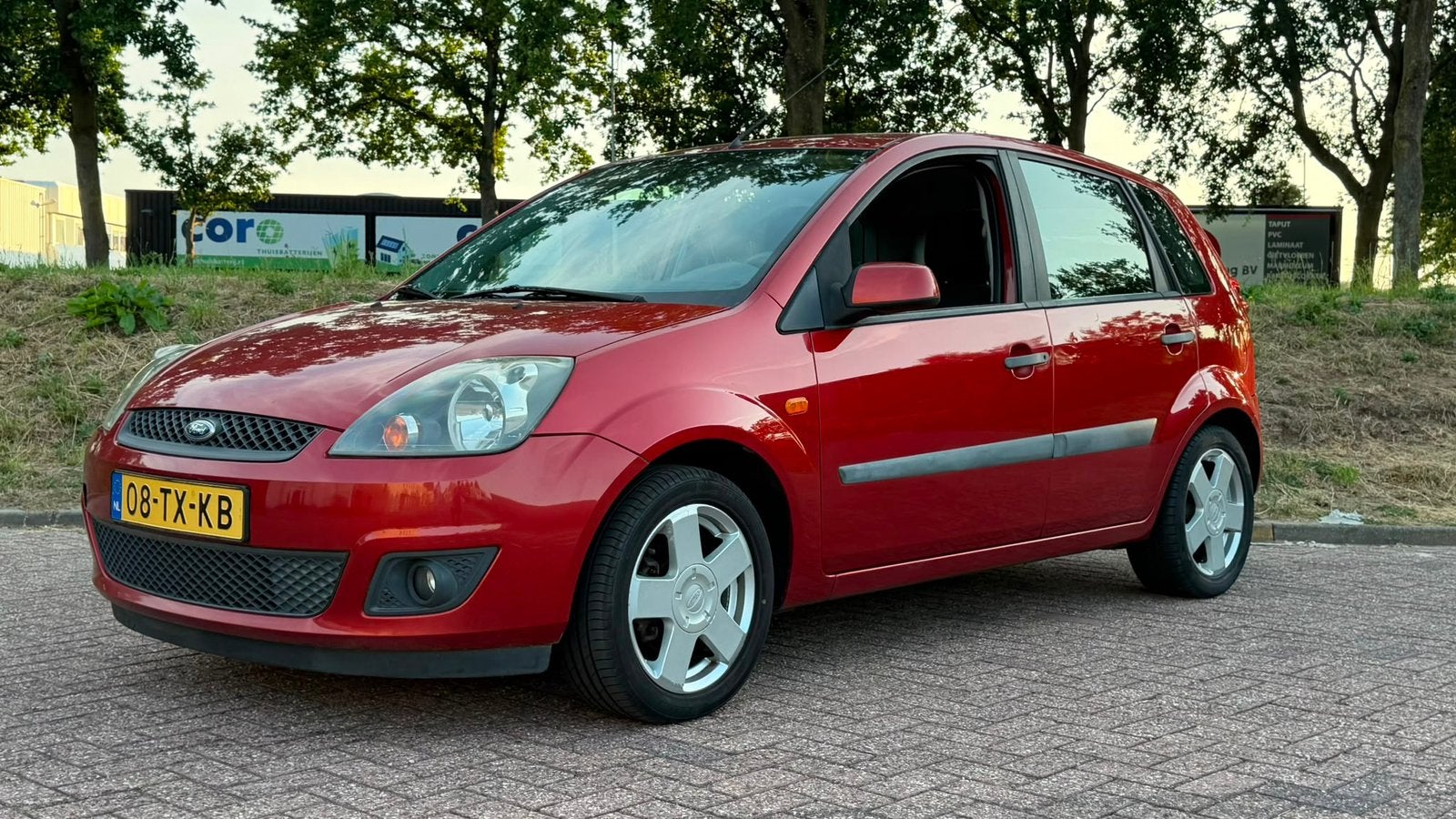 Ford Fiësta 1.3 8V 5DR | AIRCO | NIEUWE APK  MET KETTING!|, 1299 cc, Stof, 40 €/maand, Metallic lak