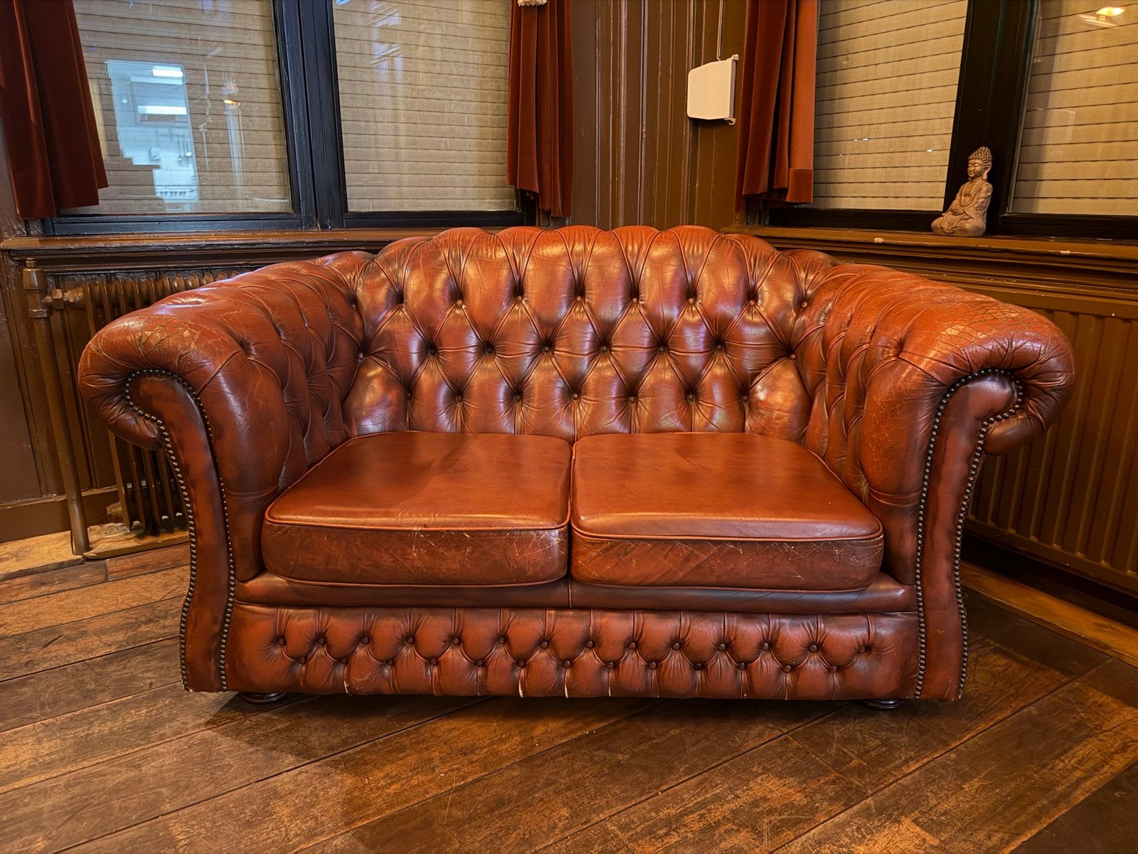 Chesterfield 2-zitsbank in bruin leer, Huis en Inrichting, Banken | Bankstellen, Ophalen, Gebruikt, 150 tot 200 cm, Tweepersoons