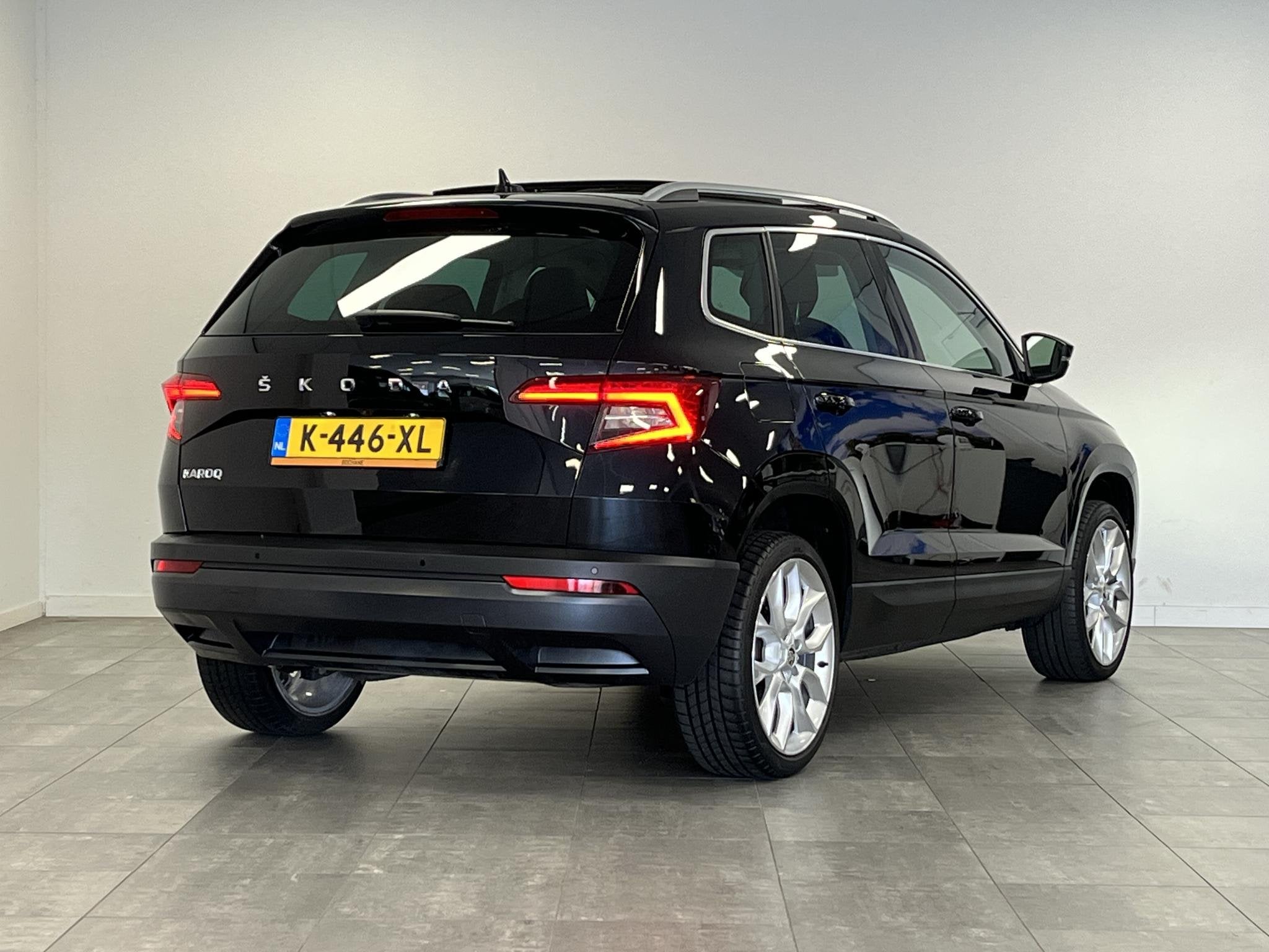 Skoda Karoq 1.5 TSI ACT Business Edition Plus | Pano | Leder, Auto's, Skoda, 4 cilinders, 150 pk, Zwart, Bedrijf