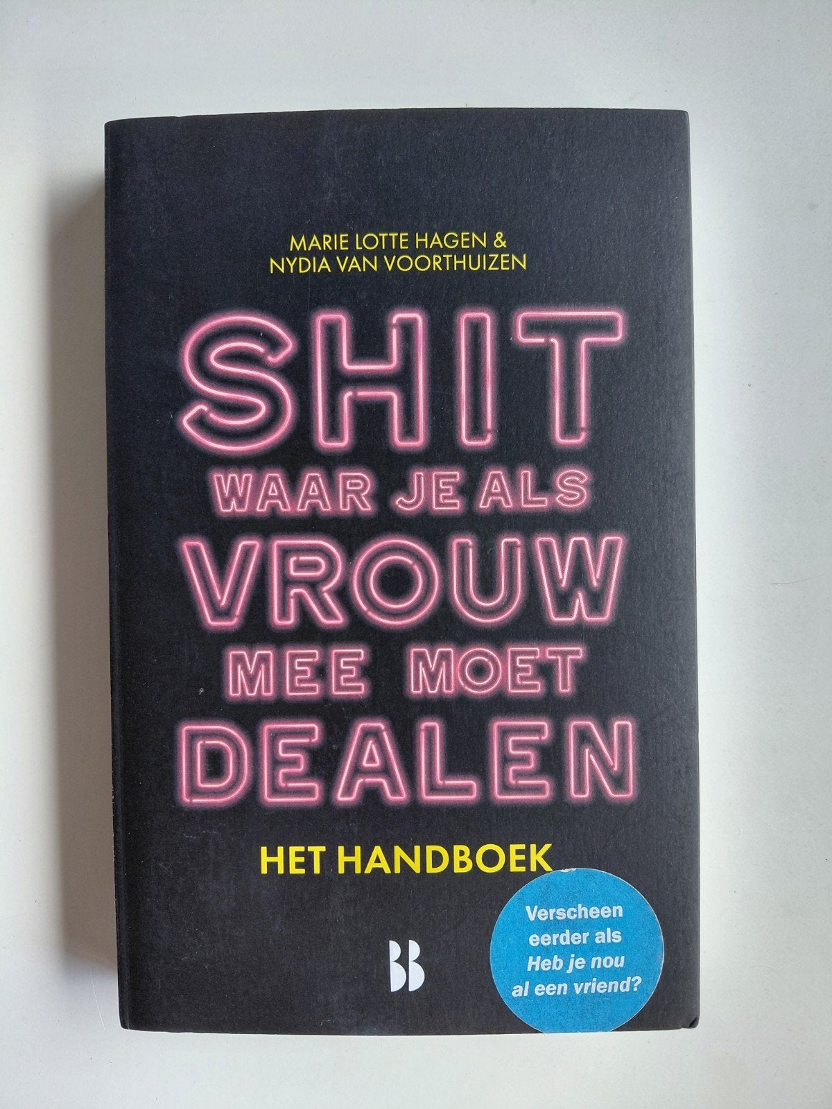 SHIT WAAR JE ALS VROUW MEE MOET DEALEN - Het Handboek, Boeken, Ophalen of Verzenden, Zo goed als nieuw, Marie Lotte Hagen & Nydia van Voorthuizen