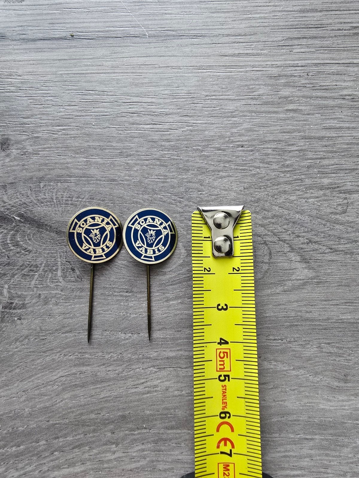 2 Scania Vabis speldjes, Verzamelen, Speldjes, Pins en Buttons, Ophalen of Verzenden, Gebruikt, Overige onderwerpen