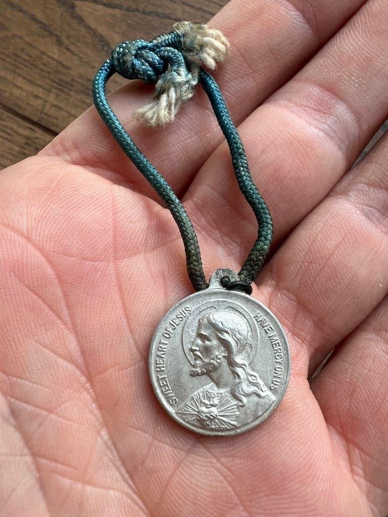 WO2 Amerikaans Dog tag charm religieus bidden, Verzenden, Nederland, Boek of Tijdschrift