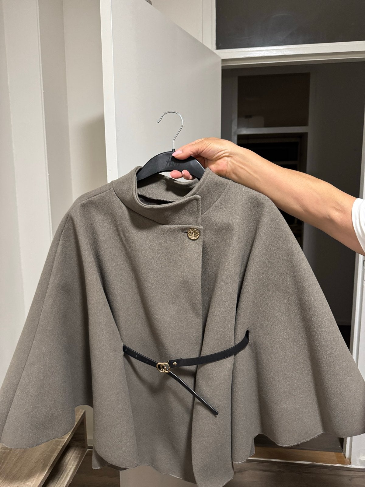 Stijlvolle cape met riem - Nieuw, Ophalen of Verzenden, Zo goed als nieuw, Maat 36 (S), Grijs