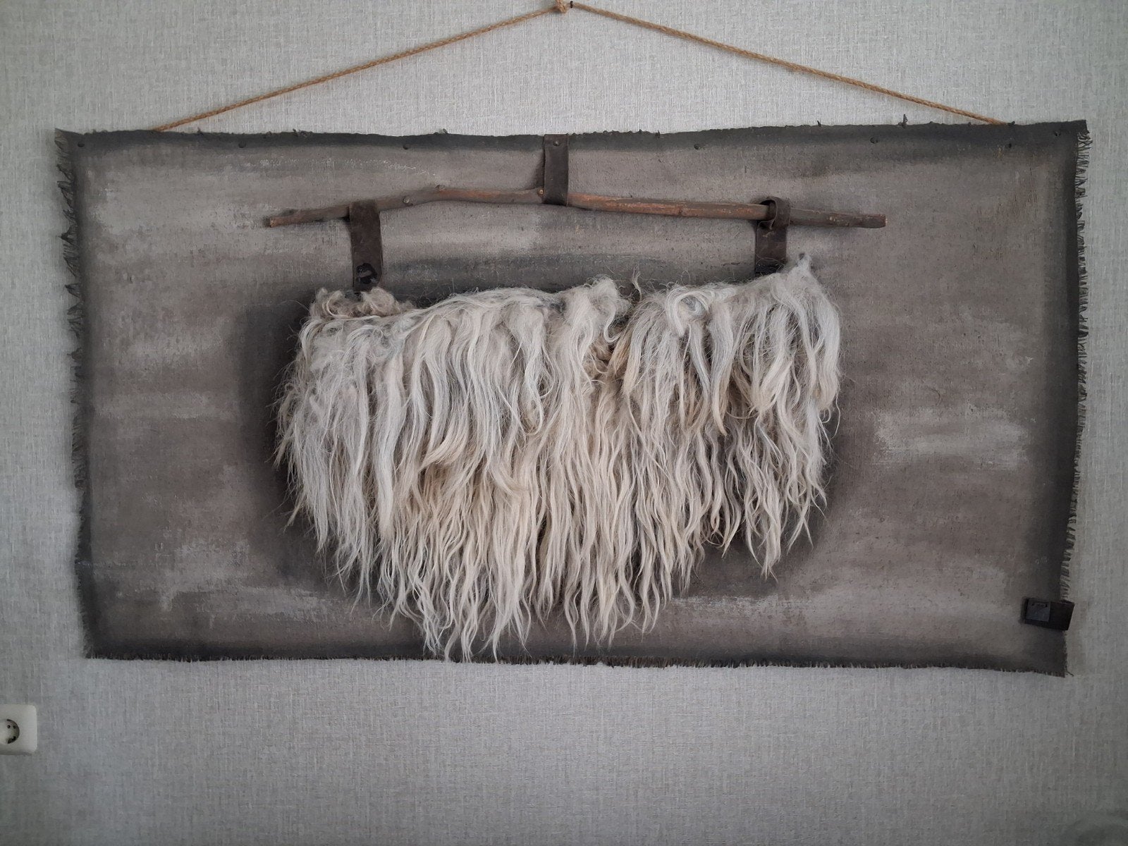 Vintage schapenvacht wandkleed met houten stok, Ophalen