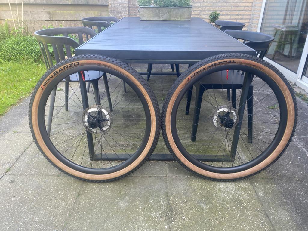 Handgespaakte carbon MTB wielset DTswiss 350 naaf, Fietsen en Brommers, Fietsonderdelen, Wiel, Ophalen of Verzenden, Zo goed als nieuw