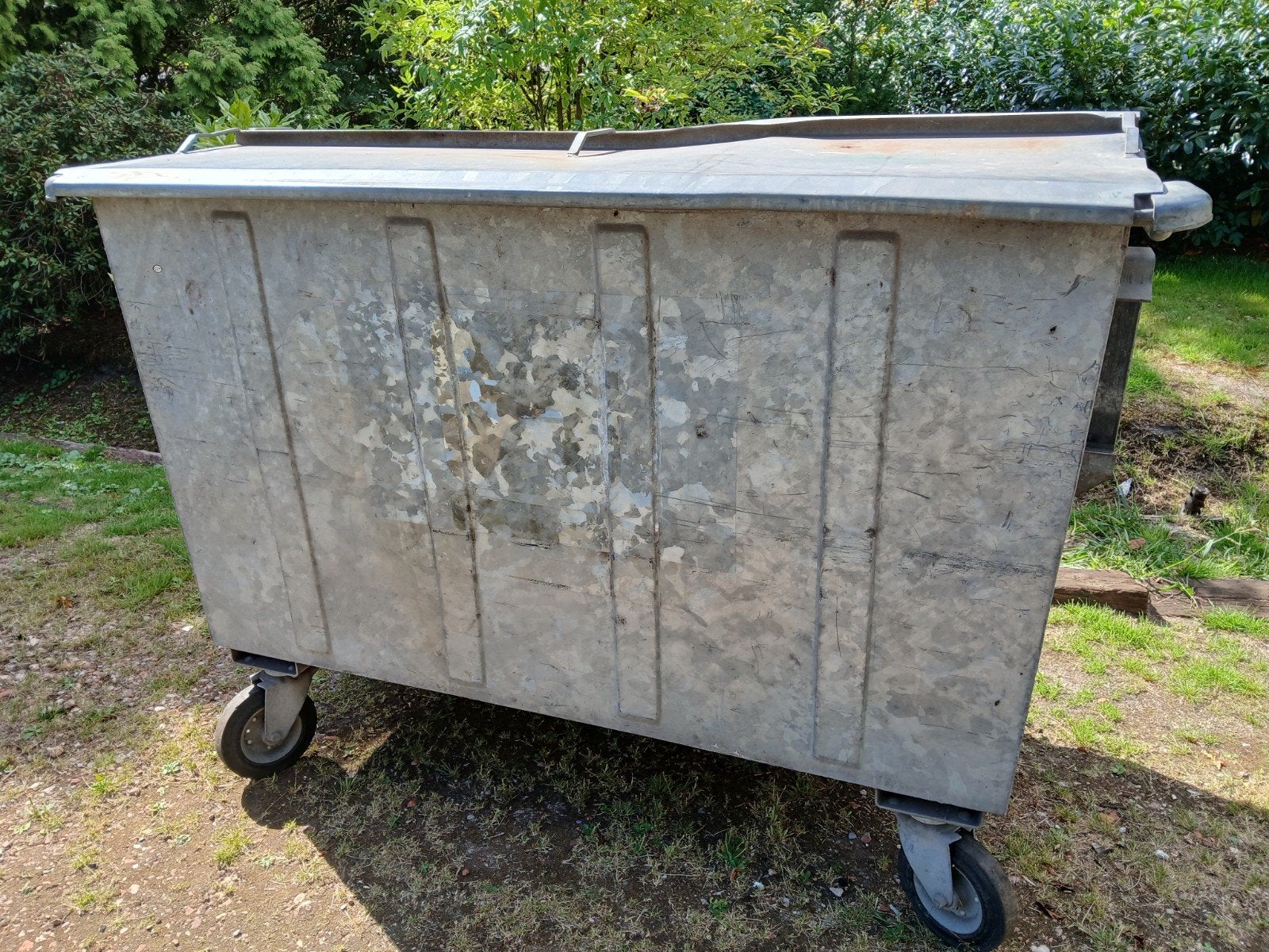 Grote metalen afvalcontainer op wielen, Ophalen, Gebruikt