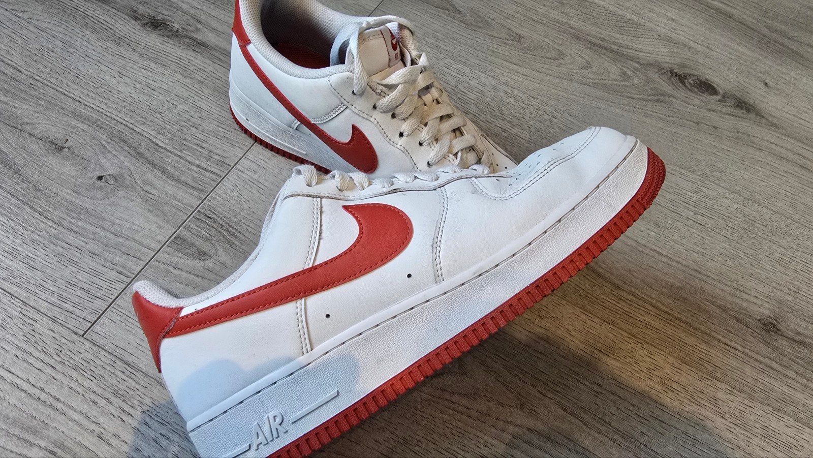 Nike Air Force 1. maat 44. rood/wit, Kleding | Heren, Ophalen of Verzenden, Zo goed als nieuw, Wit