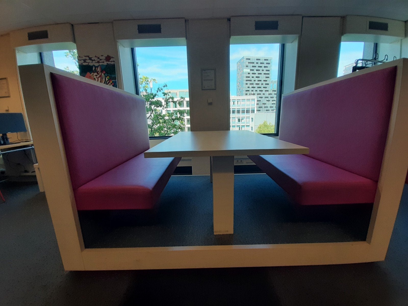 Fuchsia zitje voor kantoor/kantine, gratis, Huis en Inrichting, Ophalen, Gebruikt, Hout