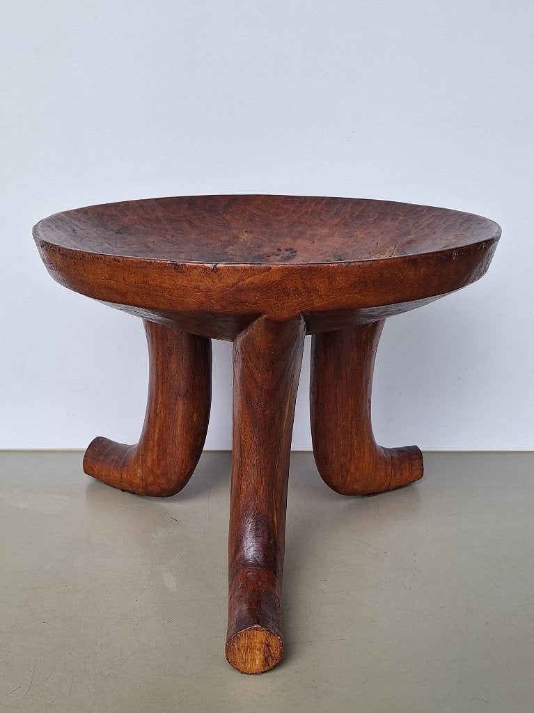 Afrikaanse houten driepoot stool kruk stoel h= 37cm d= 45cm, Ophalen of Verzenden, Gebruikt, Hout