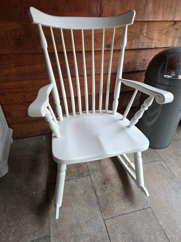 Witte houten schommelstoel, Huis en Inrichting, Stoelen, Ophalen, Wit, Zo goed als nieuw, Eén