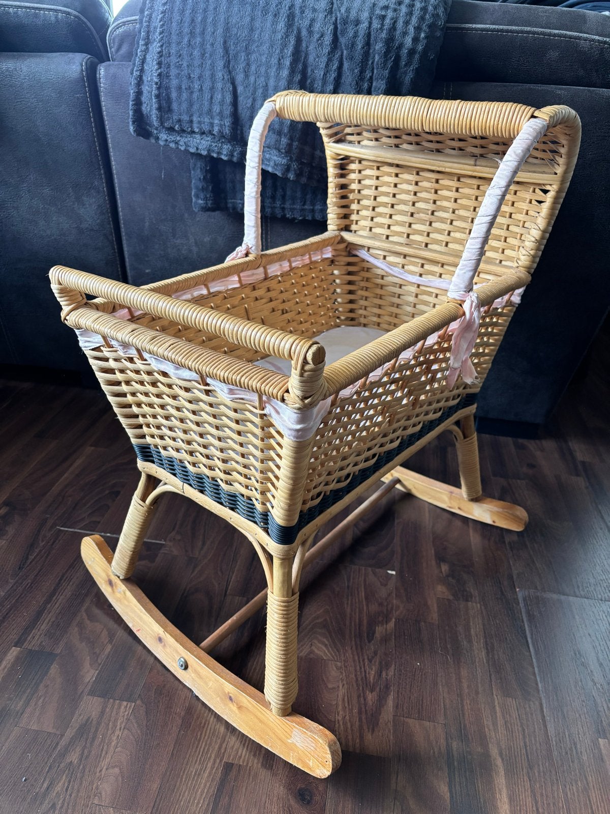 Vintage rieten poppen wieg - Maak een kindje blij!, Kinderen en Baby's, Speelgoed | Poppen, Ophalen, Gebruikt, Overige typen
