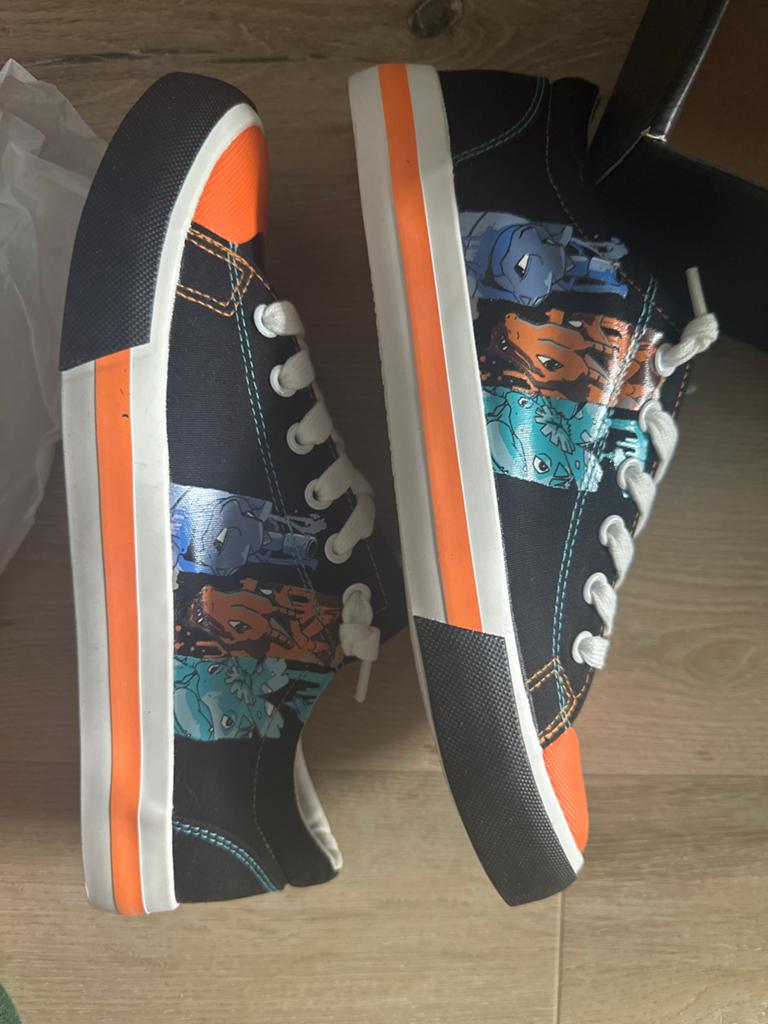 Nieuwe pokemon sneakers maat 41 - Zwart met oranje/blauw, Ophalen of Verzenden, Zo goed als nieuw, Zwart, Sneakers of Gympen