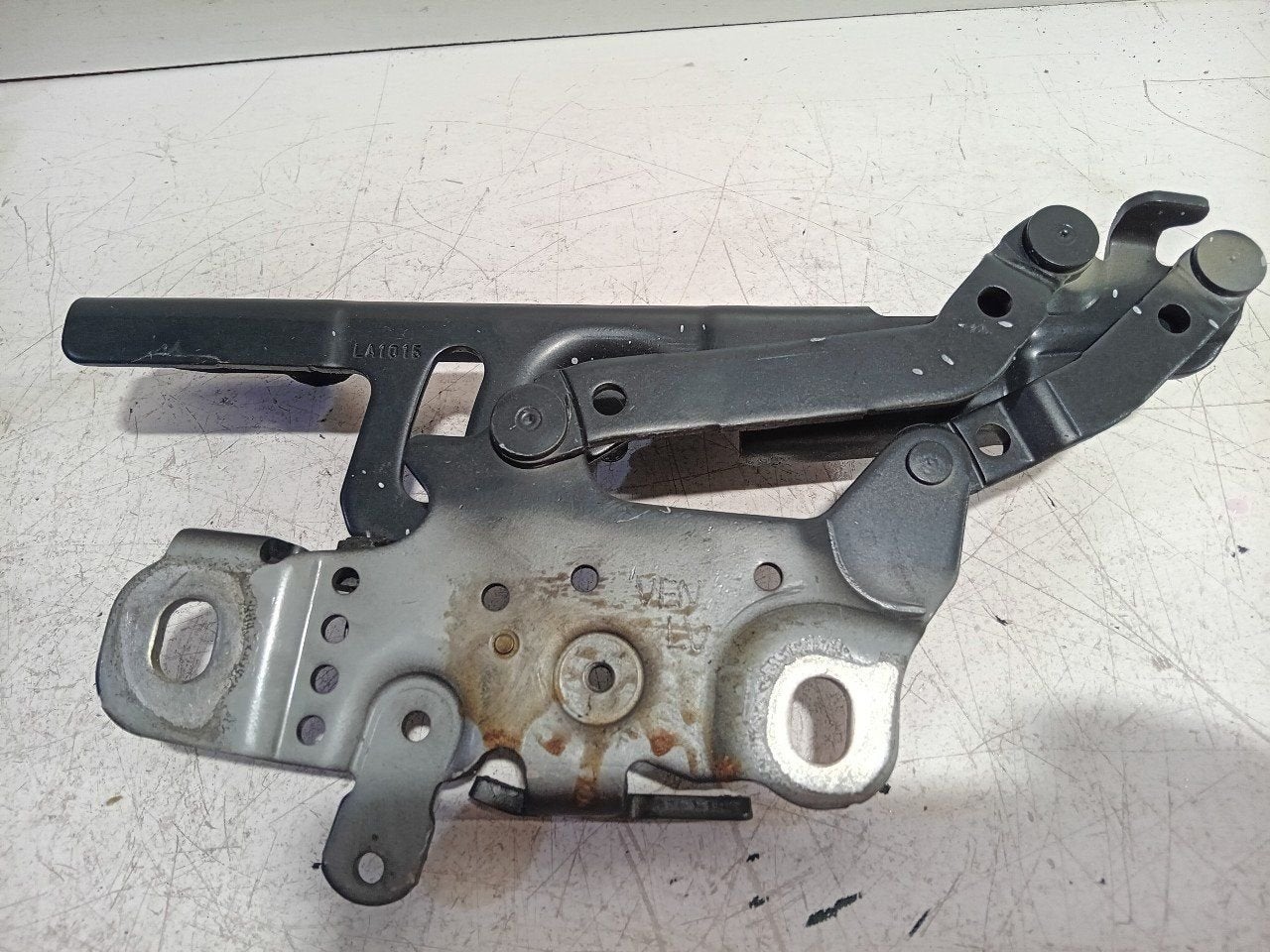 Motorkapscharnier links BMW 4 serie, Onderdelen@venauto.nl, Van der Ven Autorecycling B.V., Gebruikt, Ettenseweg 76, 4706 PB Roosendaal, The Netherlands
