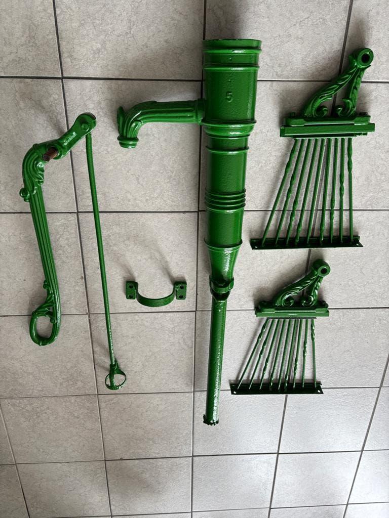 Antieke waterpomp met muurbeugels - gestraald en gespoten, Ophalen