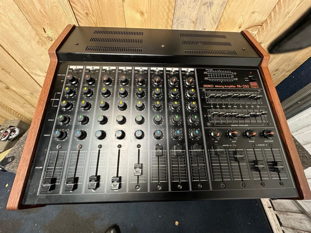 ROLAND Mixing Stereo Amplifier PA-250 power-amp, Ophalen, Gebruikt, 5 tot 10 kanalen, Microfooningang