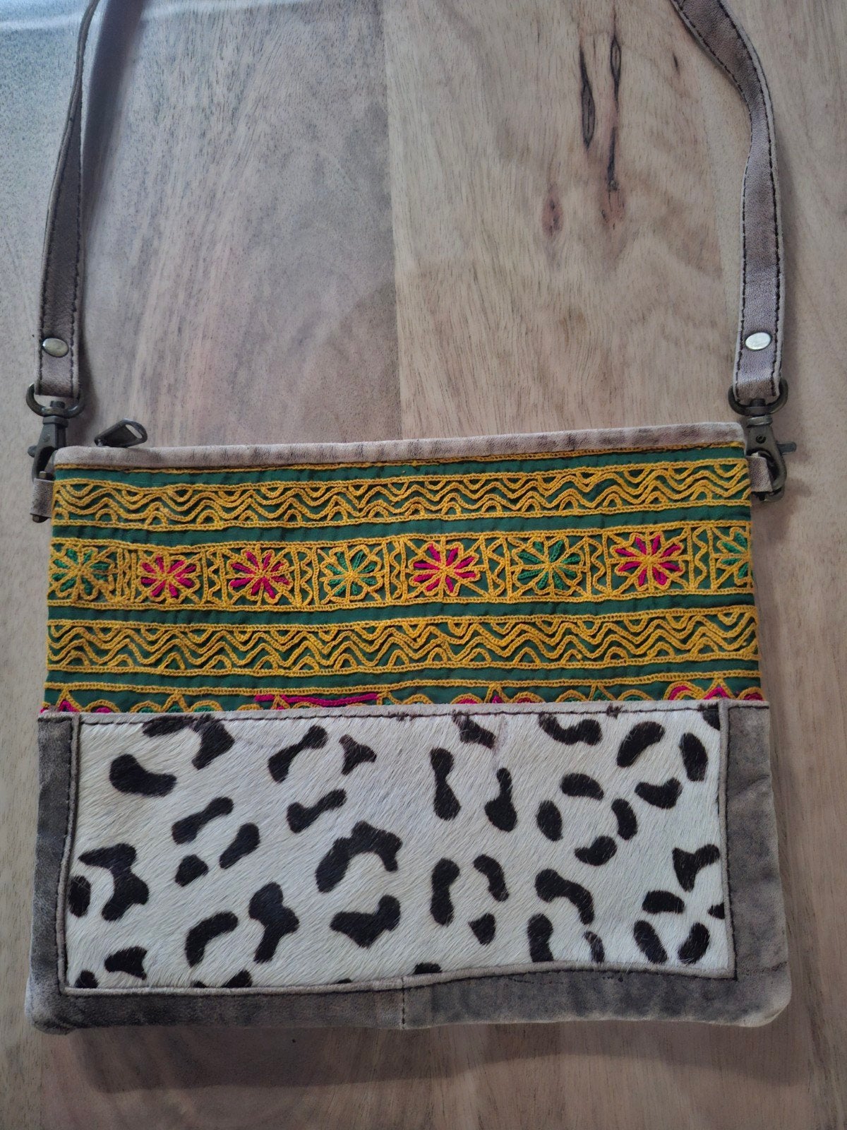 Leren tasje met vachtje en borduursel boho, Ophalen of Verzenden, Gebruikt, Bruin, Schoudertasje