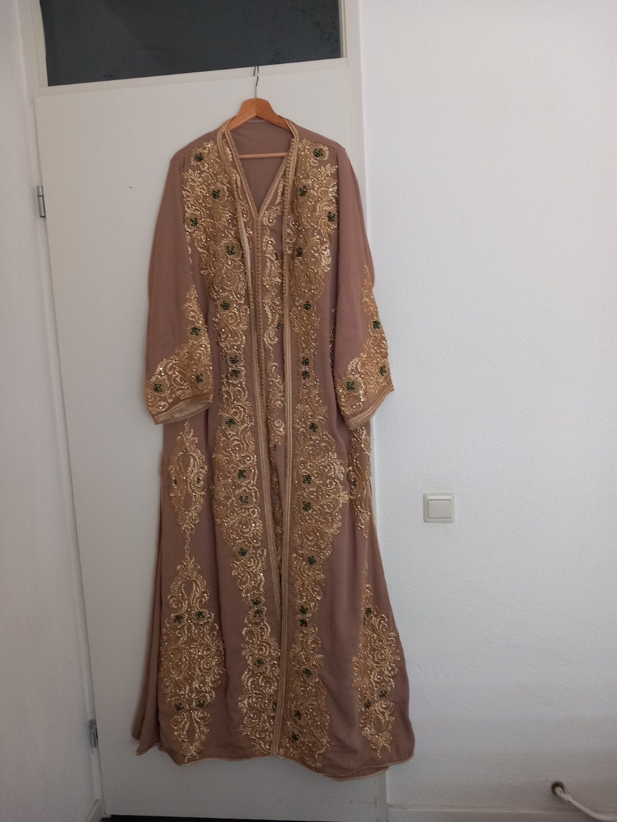 Mooie Takchita met gouden borduursels en groene details, Bruin, Maat 42/44 (L), Ophalen of Verzenden, Zo goed als nieuw