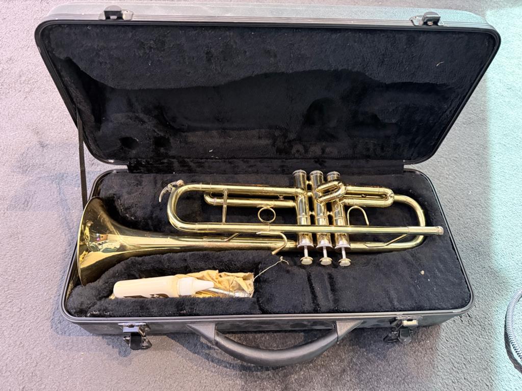 Goudkleurige trompet met koffer en mondstuk - beginnersmodel, Muziek en Instrumenten, Blaasinstrumenten | Trompetten, Ophalen of Verzenden