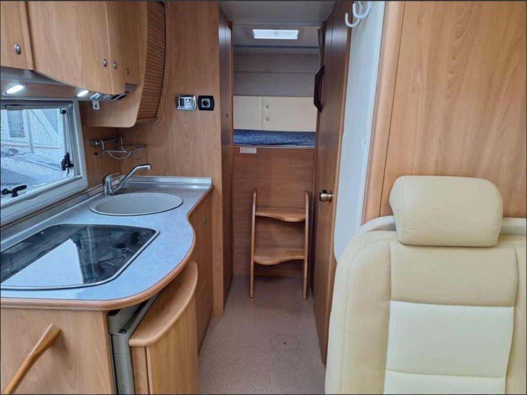 Bürstner Elegance I690 205CM BED-LPG+ZONNEPANEEL-CR, Caravans en Kamperen, Integraal, Standaard zit, Ringverwarming, Fiat