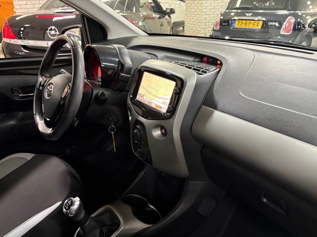 Toyota AYGO 1.0 VVT-I X-PLAY Navigatie Airco Camera Apple ca, Voorwielaandrijving, Gebruikt, Met garantie (alle), 4 stoelen