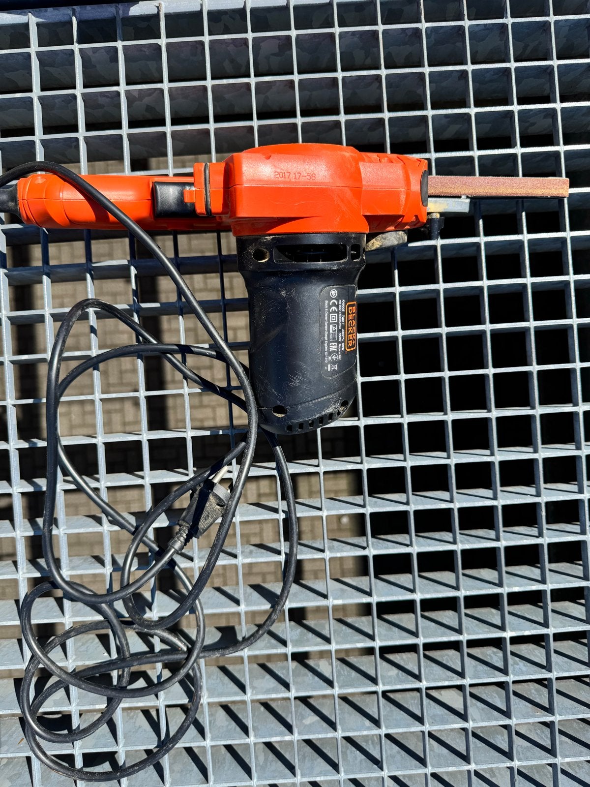 Black+Decker Bandschuurmachine 350W, Doe-het-zelf en Verbouw, Gereedschap | Schuurmachines, Ophalen, Gebruikt, Minder dan 600 watt