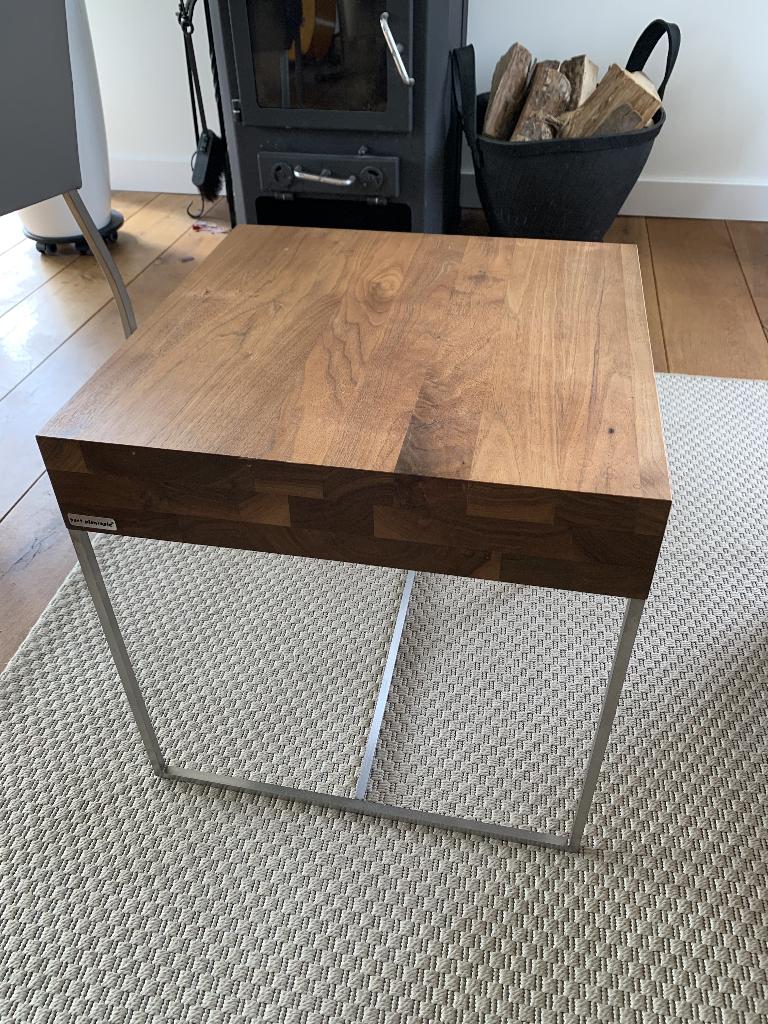 Bert Plantagie geoliede notenhouten bijzettafel op rvs frame, Huis en Inrichting, Tafels | Bijzettafels, Ophalen, Minder dan 45 cm