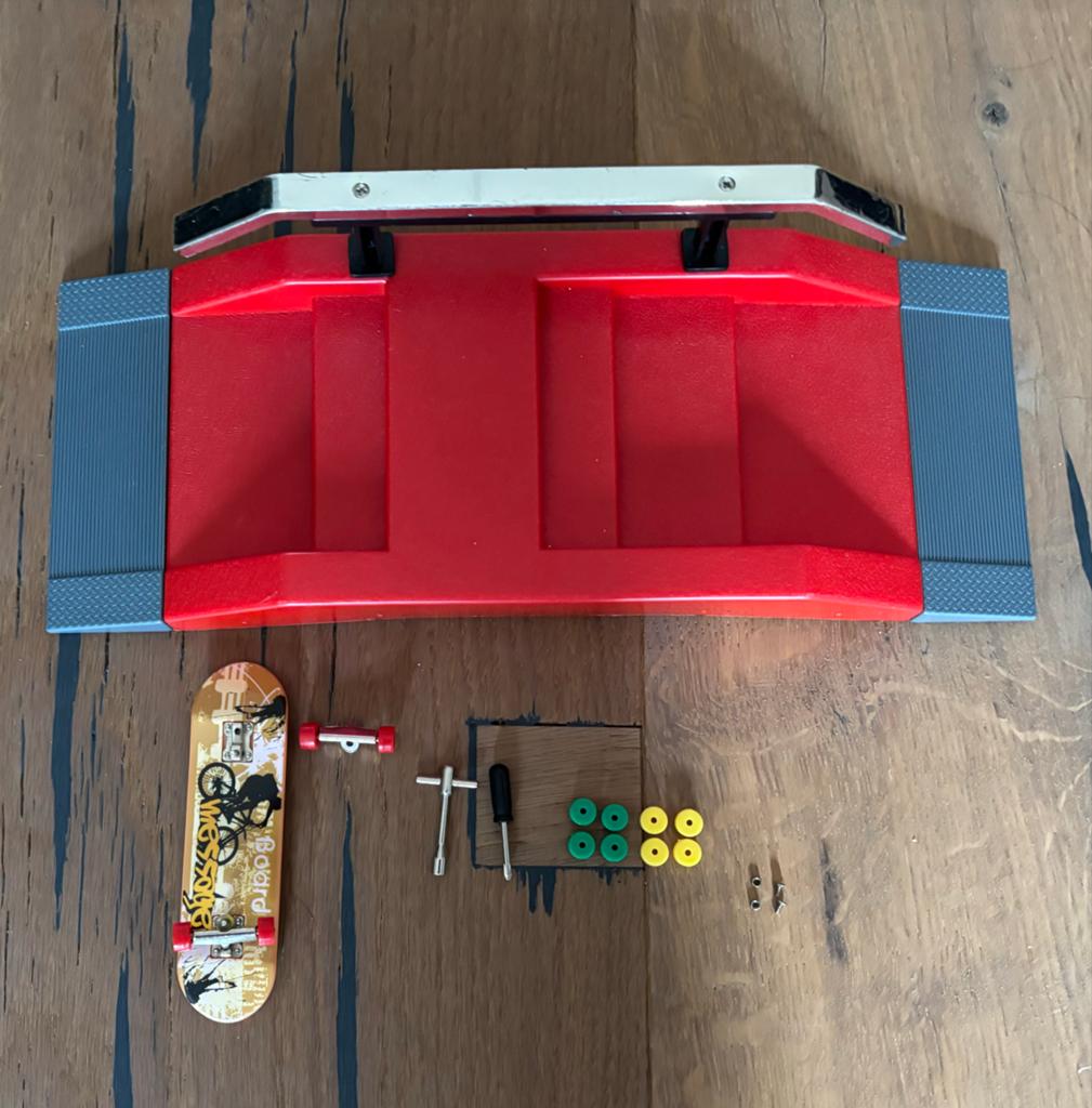 Fingerskateboard set met ramp en reserve onderdelen., Ophalen of Verzenden, Gebruikt, Jongen of Meisje